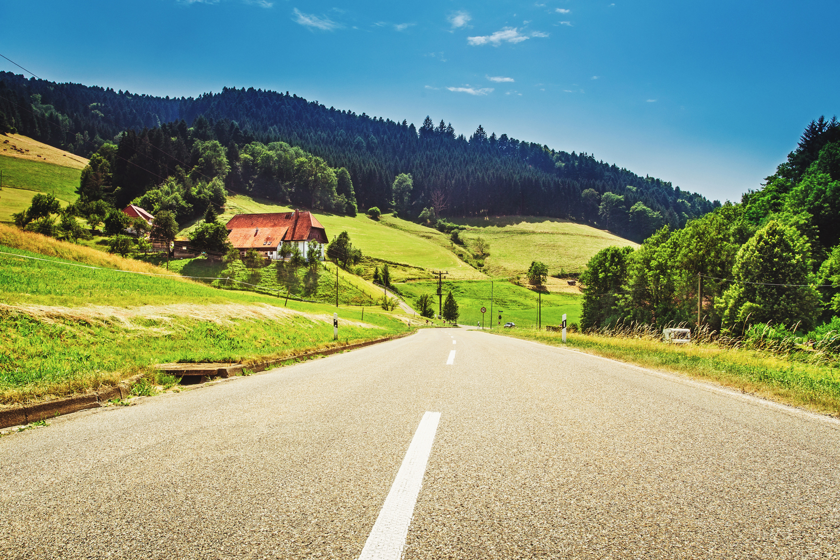 Scenic Driving Routes Black-Forest-www.istockphoto.comgbphotoscenic-countryside-landscape-with-country-road-old-house-in-germany-gm639473738-115269015-Britus