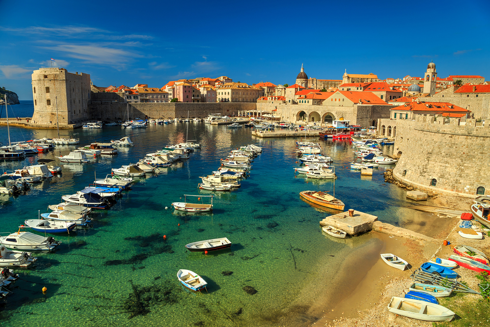 Black Friday Travel Offers Dubrovnik-Old-City-Boats-www.istockphoto.com_gb_photo_old-city-of-dubrovnik-panorama-with-colorful-boats-croatia-europe-gm497251754-79011281-Janoka82