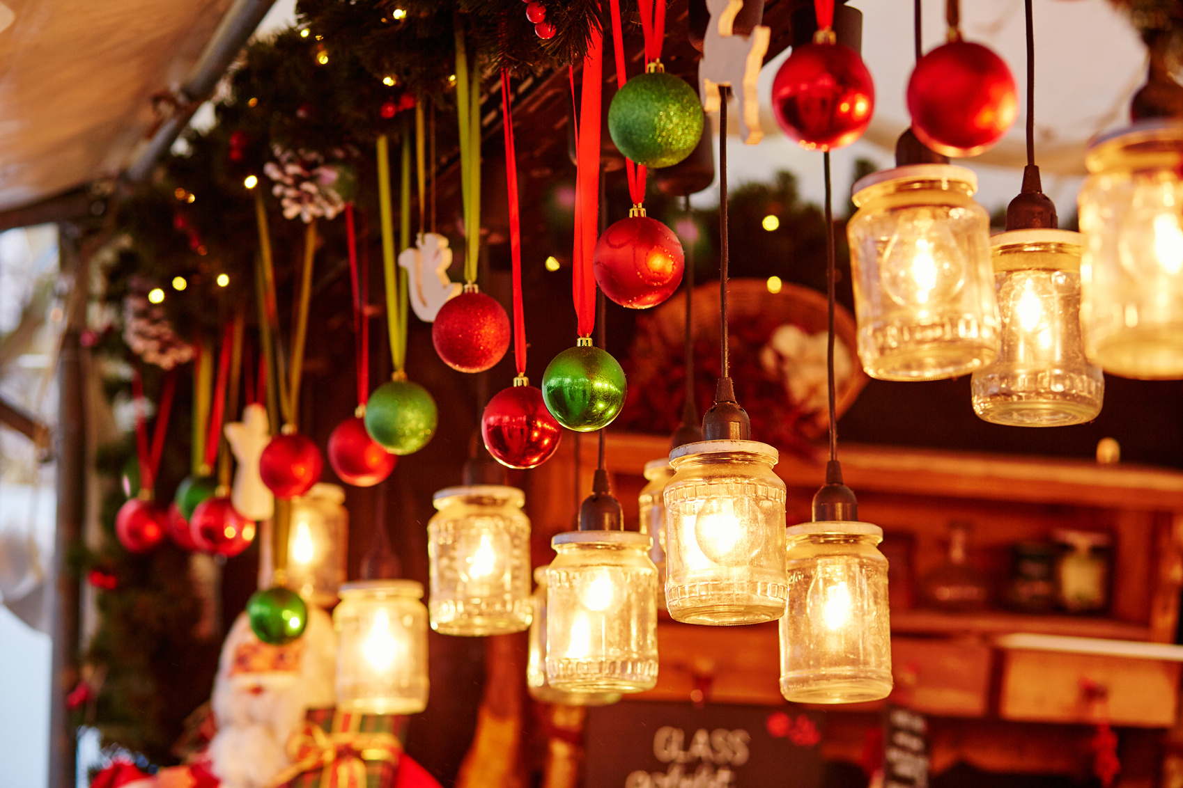 Paris in winter Paris-Christmas-Market-Decorations-www.istockphoto.com_gb_photo_decorations-on-a-parisian-christmas-market-gm529368697-53988726-encrier