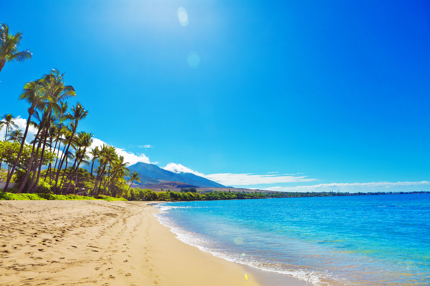 Kaanapali-Beach-Maui-Hawaii-www.istockphoto.com_gb_photo_kaanapali-beach-and-resort-hotels-on-maui-hawaii-gm629772034-112173683-YinYang