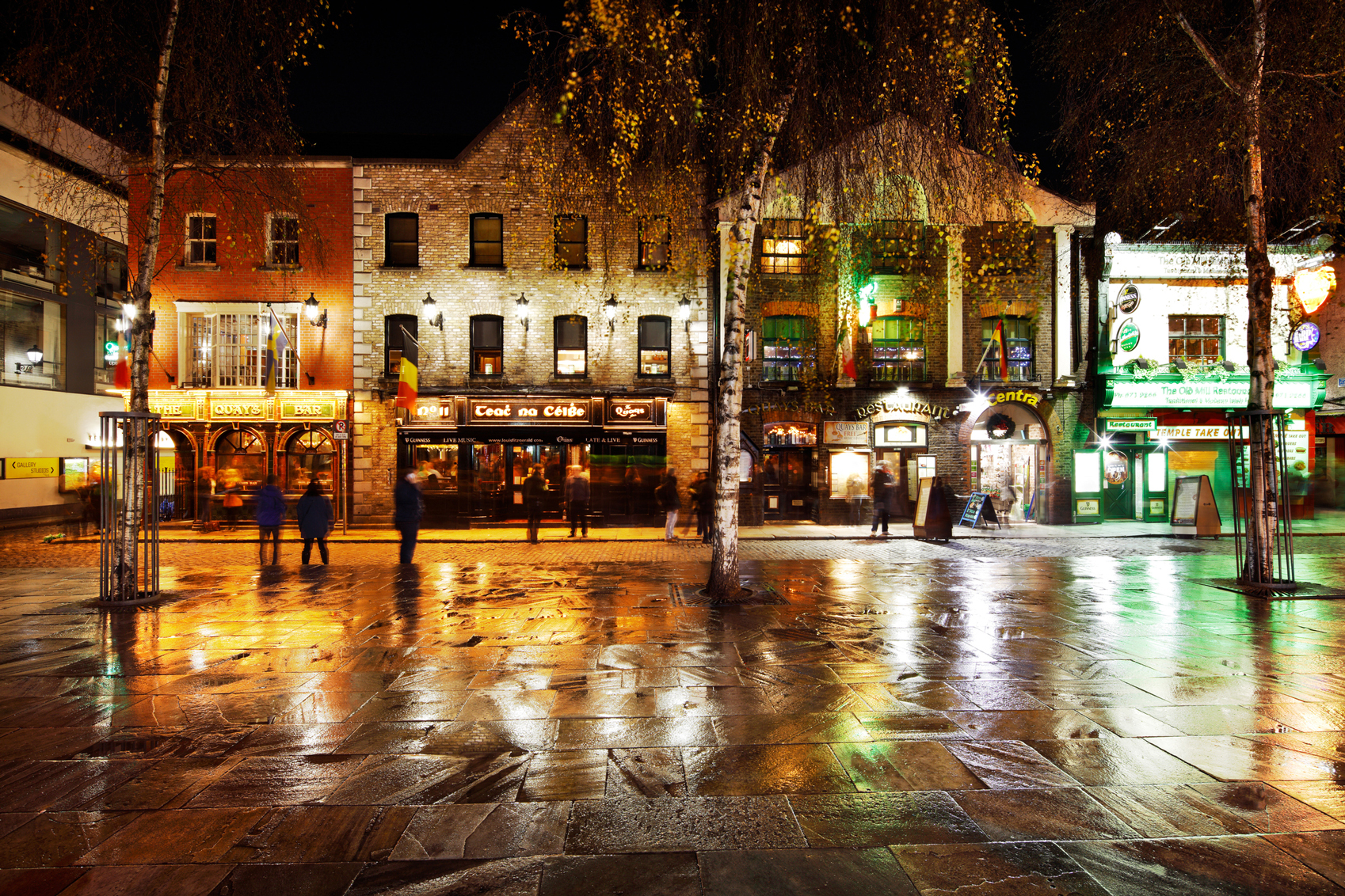 24 Hours in Dublin Temple-Bar-Area-Dublin-www.istockphoto.com_gb_photo_busy-nightlife-of-the-temple-bar-area-of-dublin-ireland-gm637596610-113809653-Bart_Kowski