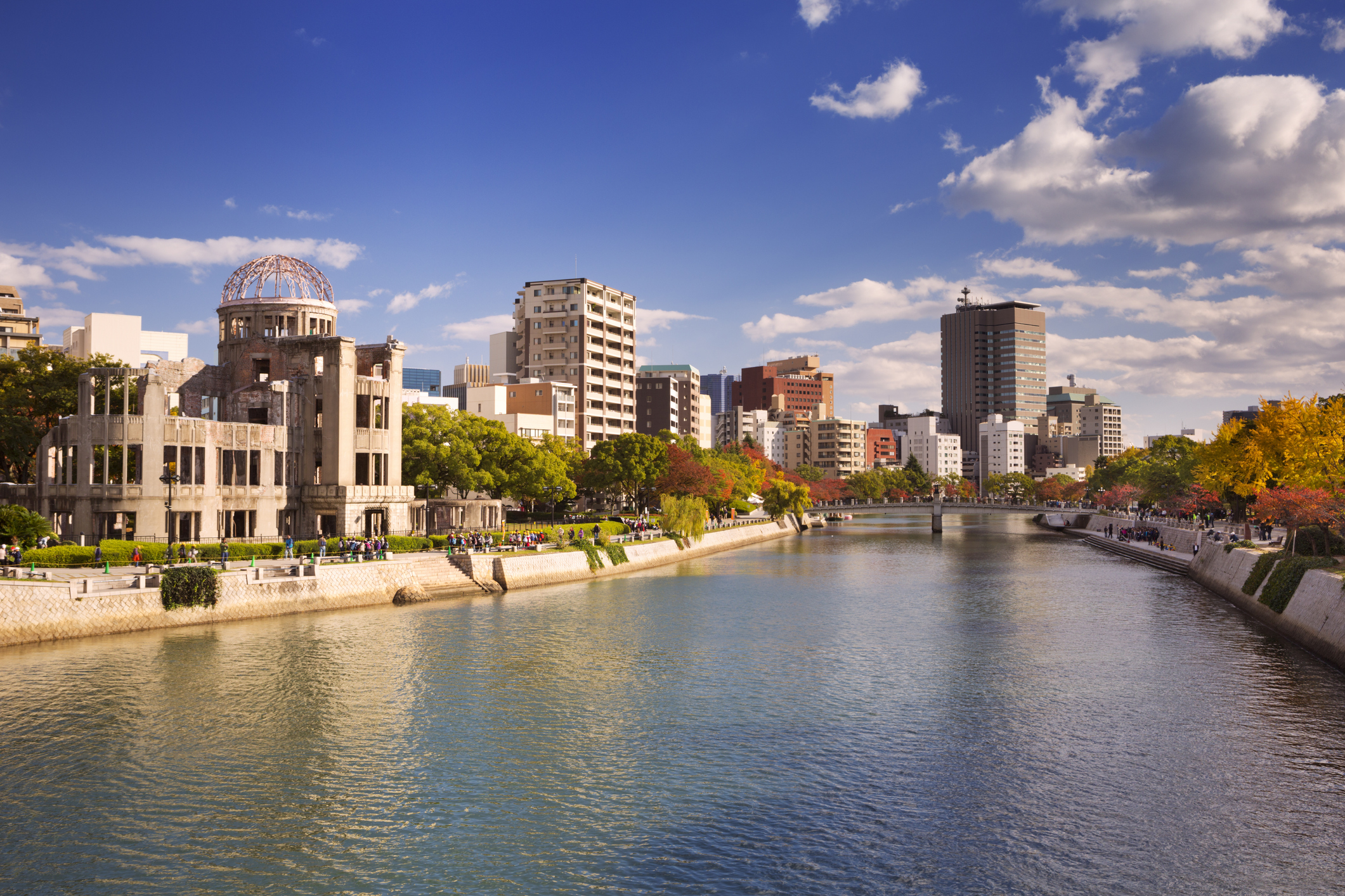 A beautiful river in a city with Japanese landscapes.
