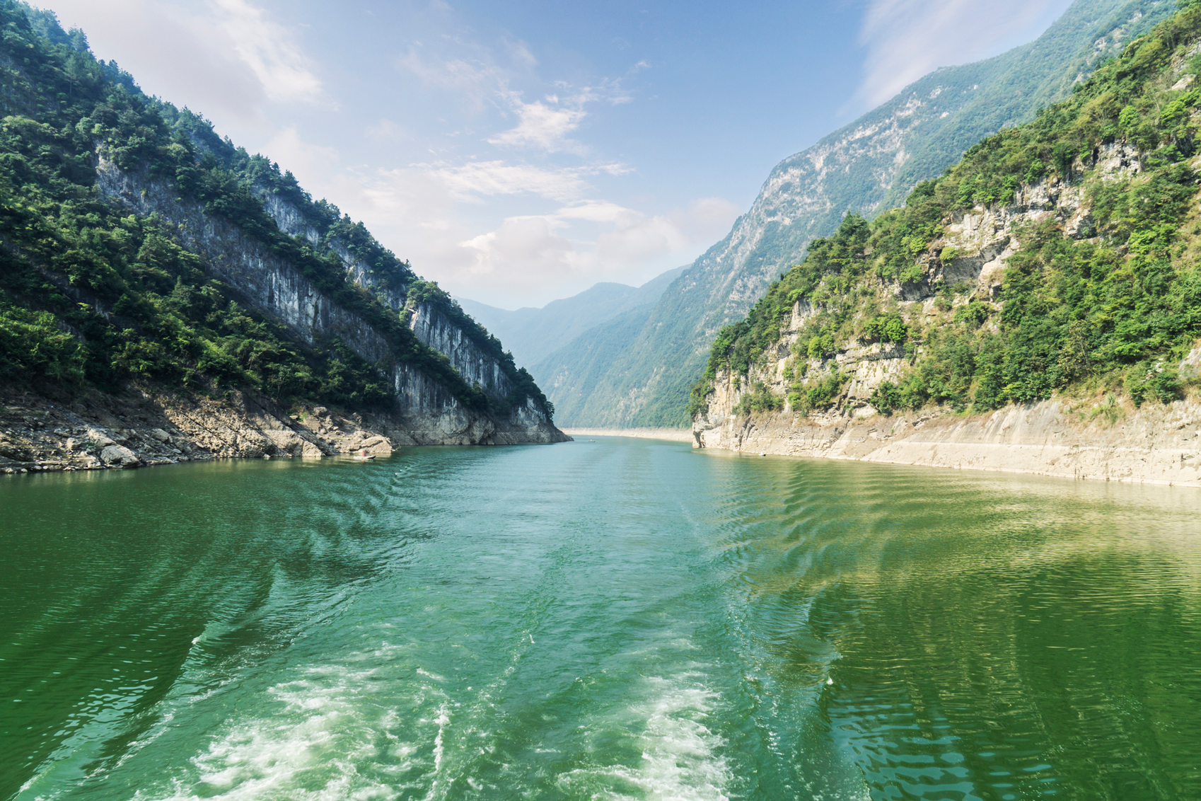 Reasons to visit China Yangtze-River,-Hubei-Province-China-www.istockphoto.com_gb_photo_the-yangtze-river-in-hubei-province-in-china-gm643915896-116837347-zyxeos30