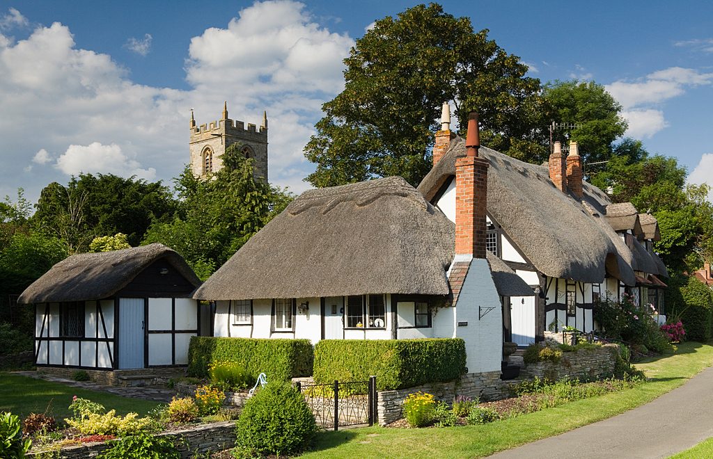 Ten-Penny Cottage and St. Peter's Church, Welford-upon-Avon, Warwickshire, UK.