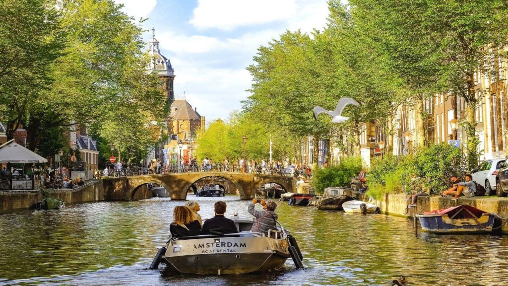canal cruise amsterdam netherlands