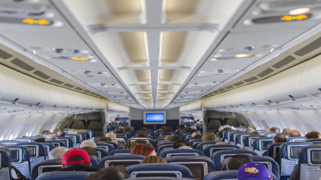 airplane cabin air vents how do airlines clean the plane
