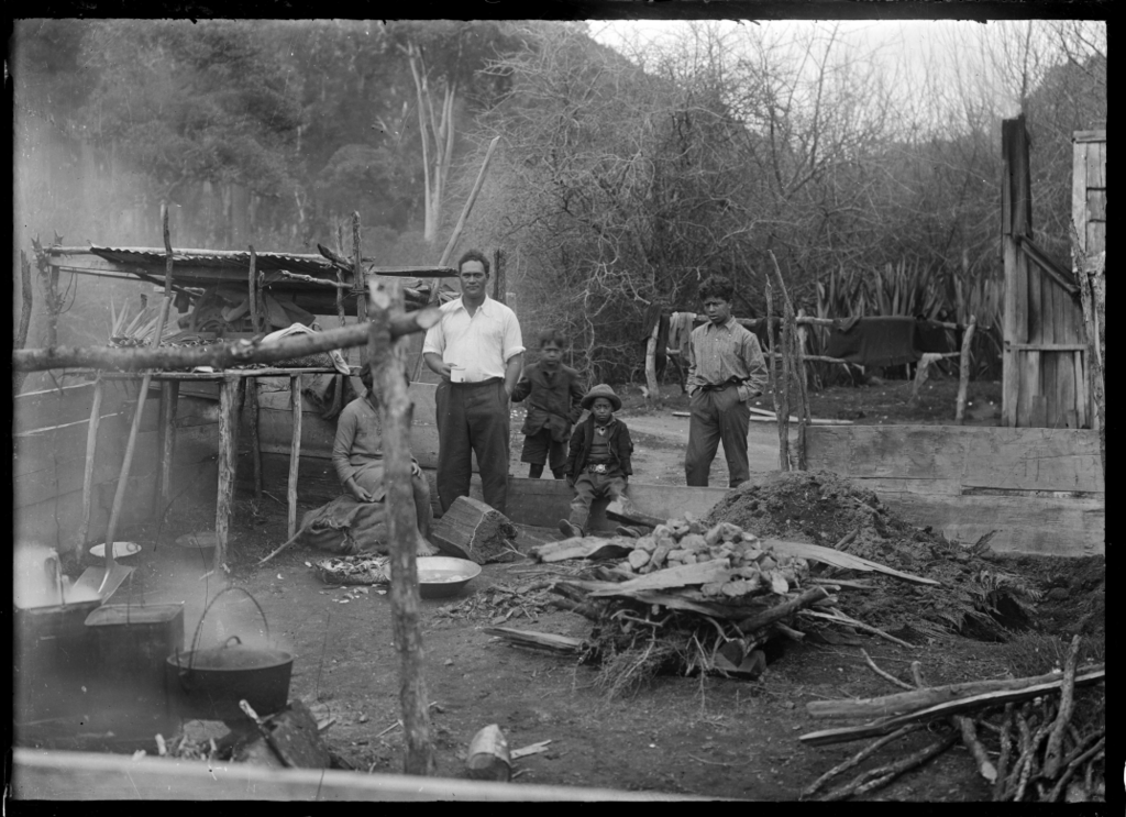 1024px-Group_of_men_around_a_hangi_at_Te_Whaiti_1930._ATLIB_298389