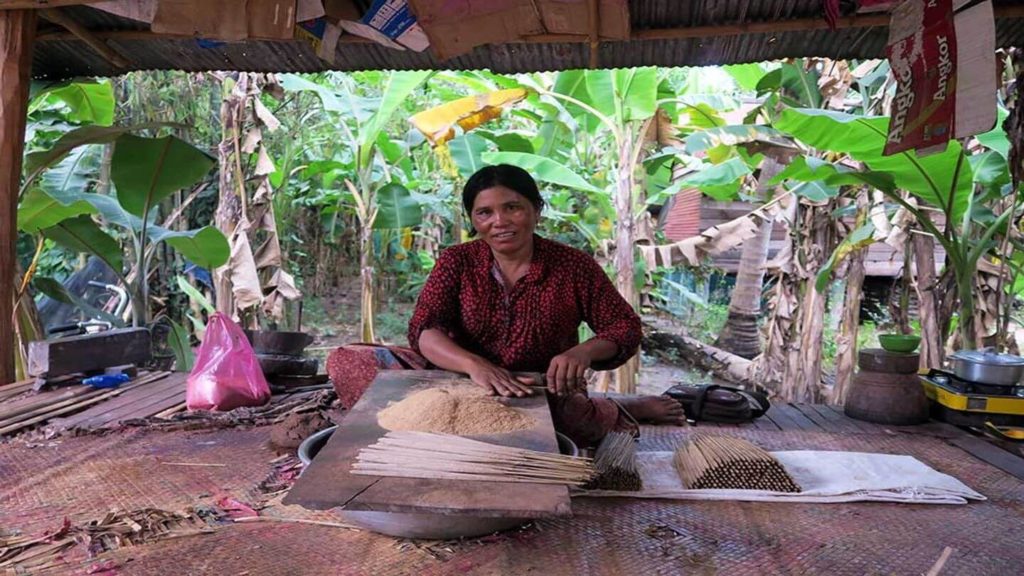 woman making traditional crafts at Peak Sneng Village cambodia