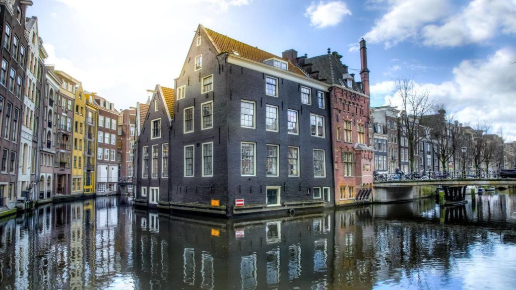 amsterdam buildings along canals